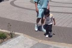 姆巴佩當(dāng)眾被小孩哥打了打，第一次看到姆巴佩被小孩子討厭啊