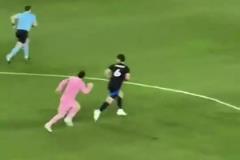 這就是球王的功力！梅西這腳長(zhǎng)傳，讓現(xiàn)場(chǎng)球迷忍不住感嘆OMG！