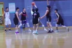 犯規(guī)了嗎？孫銘徽曾現(xiàn)身某大學(xué)打球 疑對防守不滿怒砸對方