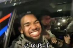 笑嘻了！唐斯坐車離開時被尼克斯球迷圍住歡呼