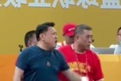 廣廈老板鬧技術(shù)臺，孫銘徽踢足球，球迷欺負(fù)北京男籃工作人員~