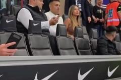 裁判吹掉阿瑙絕殺，勞塔羅缺戰(zhàn)觀眾席親吻絕美愛妻