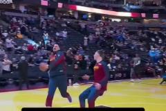 威少和約基奇這一幕像極了我們當(dāng)年下課占球場的樣子