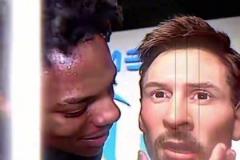 逆天！甲亢哥摸了摸“梅西”下體，還貼臉開大：C羅更強