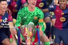 近距離直拍巴薩的捧杯時刻！佩德里還拿著費蘭的球衣！