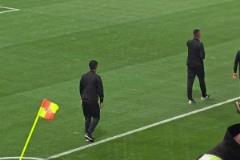 馬寧賽前檢查角旗桿時(shí)大臂一甩，沒(méi)見(jiàn)哪個(gè)裁判檢查時(shí)用的這種動(dòng)作