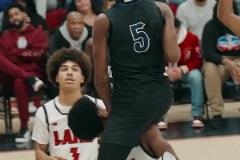 兒子布萊斯嘗試騎臉隔扣對手失敗，場下老詹都繃不住笑了