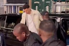 文班亞馬確實(shí)帥氣，關(guān)鍵還特寵小球迷