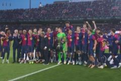 隊(duì)史第28座西甲冠軍！巴薩賽后捧杯全隊(duì)?wèi)c祝！