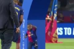 亞馬爾帶著老弟在頒獎臺上舞蹈：嘿我的弟，跟著哥扭一扭