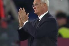 壯觀！上萬羅馬球迷一齊舉牌造就巨幅致敬tifo，老帥拉涅利動容