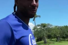 ??昔日高爾夫?qū)Q，小卡說(shuō)自己穩(wěn)贏喬治，后者不屑說(shuō)道：別鬧了