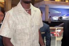 斑馬紋博格巴帶著女友出席時(shí)尚活動(dòng)，咋穿的像個(gè)靚仔~