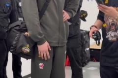 胡金秋賽后并沒過多慶祝 也沒去發(fā)布會 因腹部受傷先離場