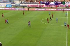 急得跳腳！王鈺棟身體對抗被判犯規(guī)，對著裁判比劃有點(diǎn)上頭