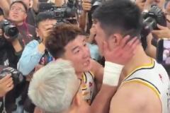 終于圓滿了！孫銘徽和隊友圍在一起 怒吼慶祝！隨后雙手抱著大秋