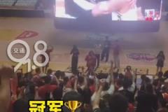 球迷嘶吼慶祝！球迷在廣廈主場看著大屏幕慶祝球隊奪冠~