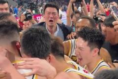 怎能不動容！廣廈全隊圍住慶祝，王博指導(dǎo)激動抱住胡金秋&孫銘徽