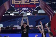 他值得！在隊友簇擁下，胡金秋捧起冠軍至尊鼎吶喊慶祝！