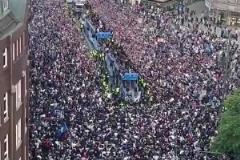 漢堡球迷真想升！漢堡升級(jí)游行，超10萬球迷涌入街頭瘋狂慶祝