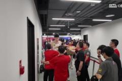 這一刻廣廈等了太久！胡金秋與老板相擁慶祝，孫銘徽也眼眶濕潤！