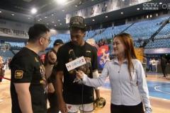 布朗：等等我！美女記者采訪FMVP布朗 隊友在開香檳慶祝