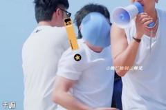 社恐馬兒外國美女找內(nèi)馬爾拍照，馬兒有點(diǎn)不知所措~