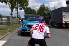 足球網(wǎng)紅沖出道路截停C羅，C羅不作計較反向?qū)Ψ劫浂Y