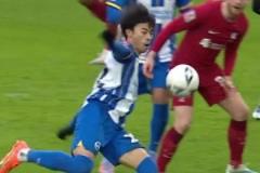 名場(chǎng)面回顧?三笘薫昔日絕殺利物浦，空中連停帶過(guò)技驚四座