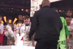 自從被拜仁從餐廳帶出來后，這只鸚鵡從此走上了鳥生巔峰