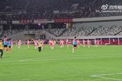 一座城市對足球的態(tài)度！蘇州東吳主場啦啦隊表演和草坪維護