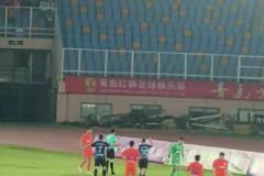 短短十秒內(nèi)發(fā)生了啥！實(shí)拍慢慢悠悠不拿球，隨后放倒對手染黃