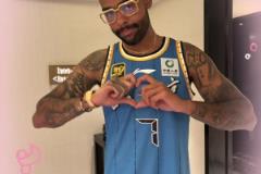 會(huì)來CBA嗎？拉塞爾身穿北京7號(hào)球衣比心中國(guó)球迷：我愛你??