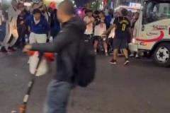 哈利伯頓帶著這位在紐約穿著他的球衣 導(dǎo)致被毆打的粉絲飛去紐約