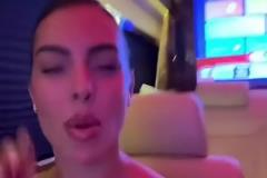 這啥魅女表情！喬治娜嘰里呱啦說(shuō)了一堆…這身材確實(shí)是有料啊