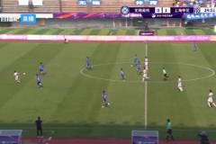 小伙子你撿到寶了，陪你一起踢球的女孩