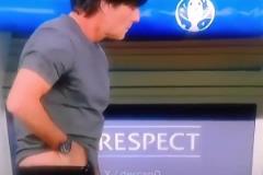 太搞了！外網網友惡搞：原來對手教練是被穆里尼奧“熏”暈了！