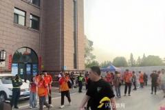 離譜！現(xiàn)場實拍青島紅獅后衛(wèi)滑倒，克雷桑笑納大禮