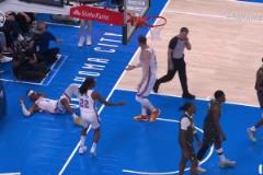 被吹技犯！愛德華茲死球期間，刻意將球扔到倒地的SGA身上