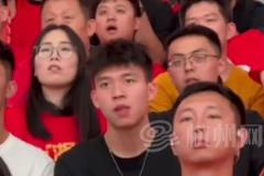 浙江足籃一家親！浙江隊國腳王鈺棟，現(xiàn)場觀看CBA總決賽