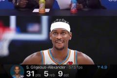 這是看見啥繃不住了！華子指著技術統(tǒng)計，和蘭德爾相視一笑