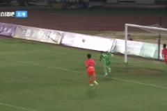 逆天王大雷！后場慢慢悠悠不拿球，丟球后還把對方球員絆倒了