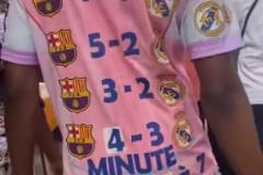 巴薩球迷穿了一件四殺皇馬的球衣四處亂逛甚至還涂了改正液