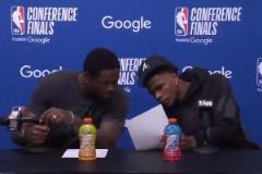 心態(tài)不錯！愛德華茲和蘭德爾賽后看數(shù)據(jù)統(tǒng)計，然后一起笑了