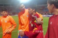 于金永謝文能與老相識握手互相問候，問候太到位了