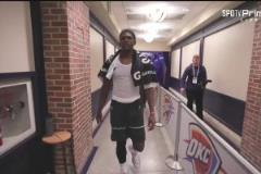 西決G1苦吞失利！華子披上毛巾提前離場，臉上寫滿了不甘啊…