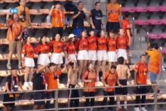 補(bǔ)時(shí)絕殺！云南遠(yuǎn)征小白裙女球迷跳著慶祝