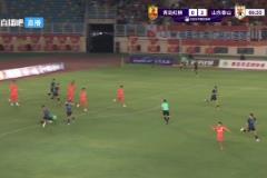 王大雷搞笑禁區(qū)內(nèi)開大腳時踢在對方腿上，自己痛得原地打滾