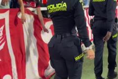 逆天腰臀比啊這是哪支足球隊(duì)的女保安身材這么夸張！