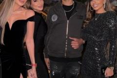 這就是DNA!迷你羅和三位熟女姐姐合影